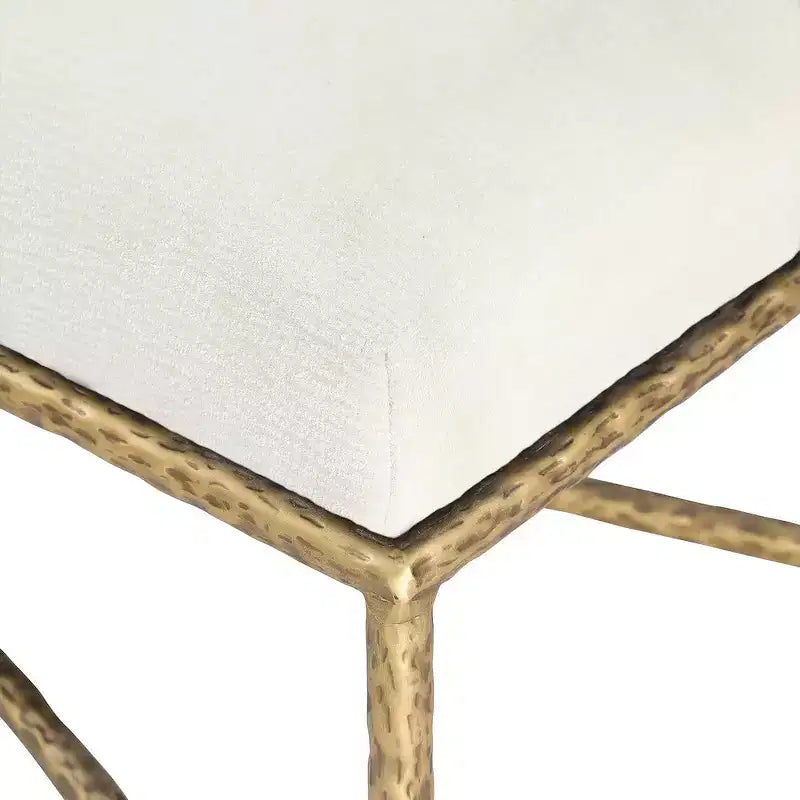 Banc en tissu chenille beige avec cadre en fer en laiton brossé, 137 cm de large