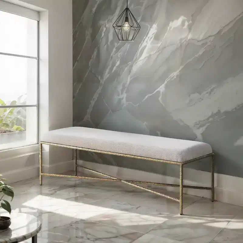 Banc en tissu chenille beige avec cadre en fer en laiton brossé, 137 cm de large