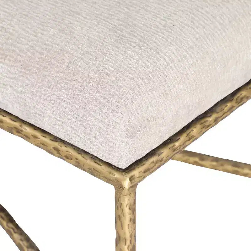Banc en tissu chenille beige avec cadre en fer en laiton brossé, 137 cm de large