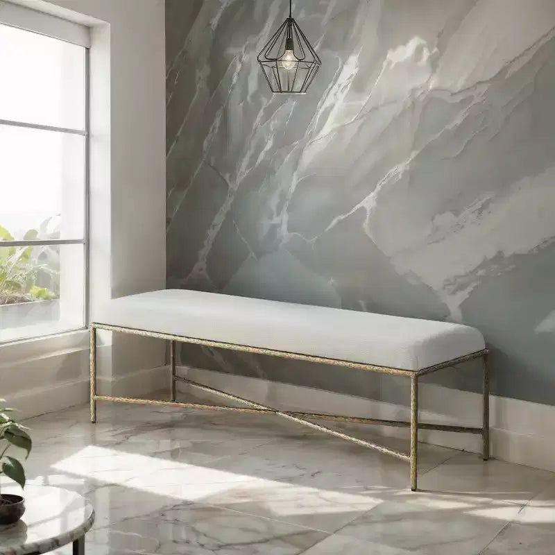 Banc en tissu chenille beige avec cadre en fer en laiton brossé, 137 cm de large