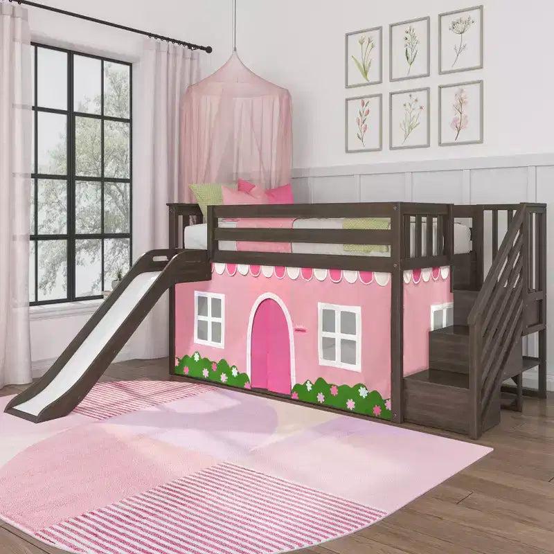 Lit superposé bas jumeau sur jumeau avec escaliers, toboggan facile et rideau de style ferme rose pâle et blanc