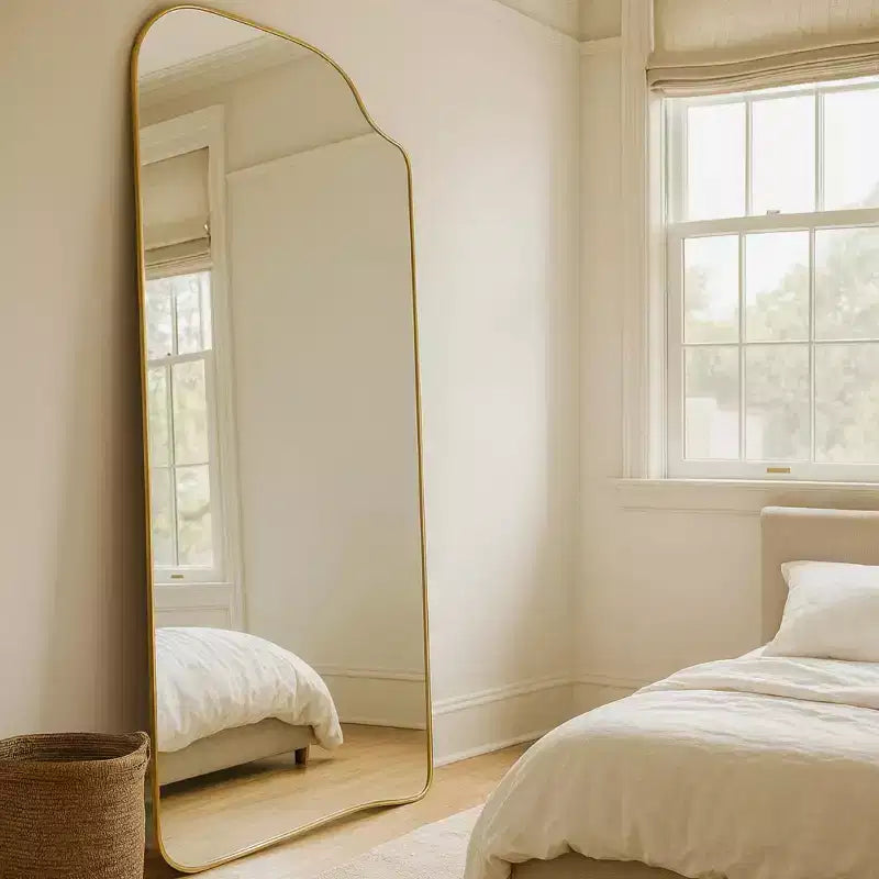 Miroir asymétrique doré sur pied, Cadre doré irrégulier et incurvé, 65 H x 35 L, Grand miroir mural pleine longueur pour chambre ou salon