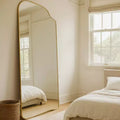 Miroir asymétrique doré sur pied, Cadre doré irrégulier et incurvé, 65 H x 35 L, Grand miroir mural pleine longueur pour chambre ou salon