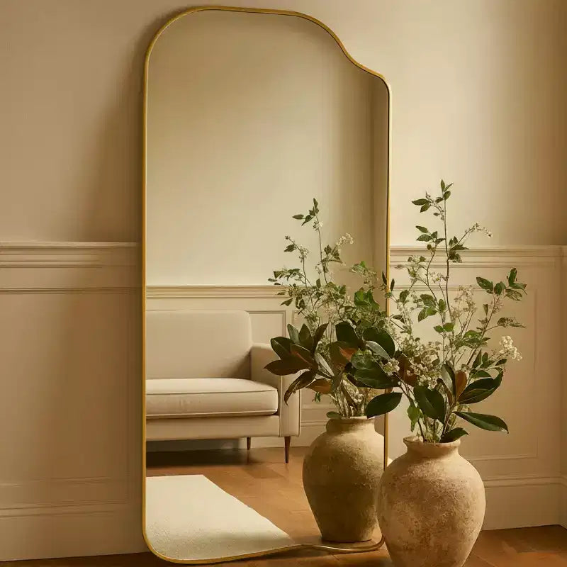 Miroir asymétrique doré sur pied, Cadre doré irrégulier et incurvé, 65 H x 35 L, Grand miroir mural pleine longueur pour chambre ou salon