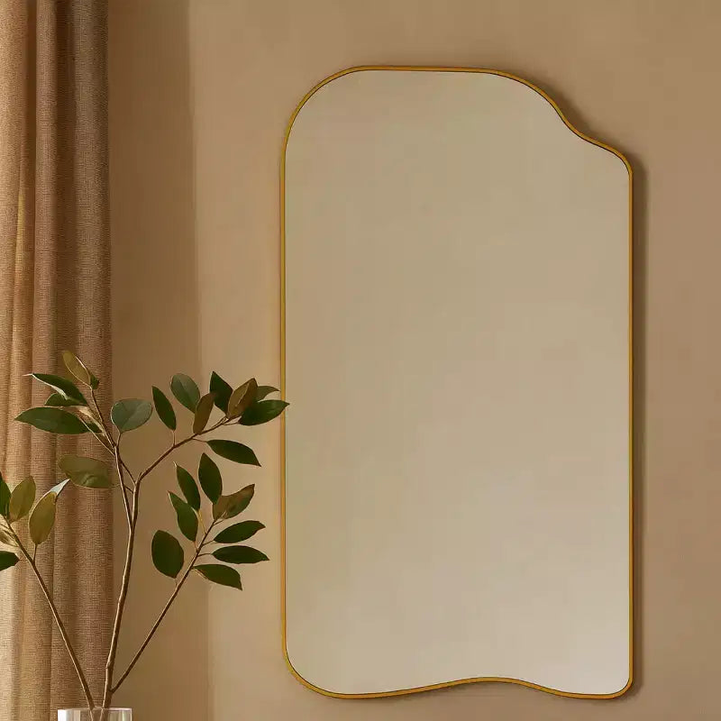 Miroir asymétrique doré sur pied, Cadre doré irrégulier et incurvé, 65 H x 35 L, Grand miroir mural pleine longueur pour chambre ou salon