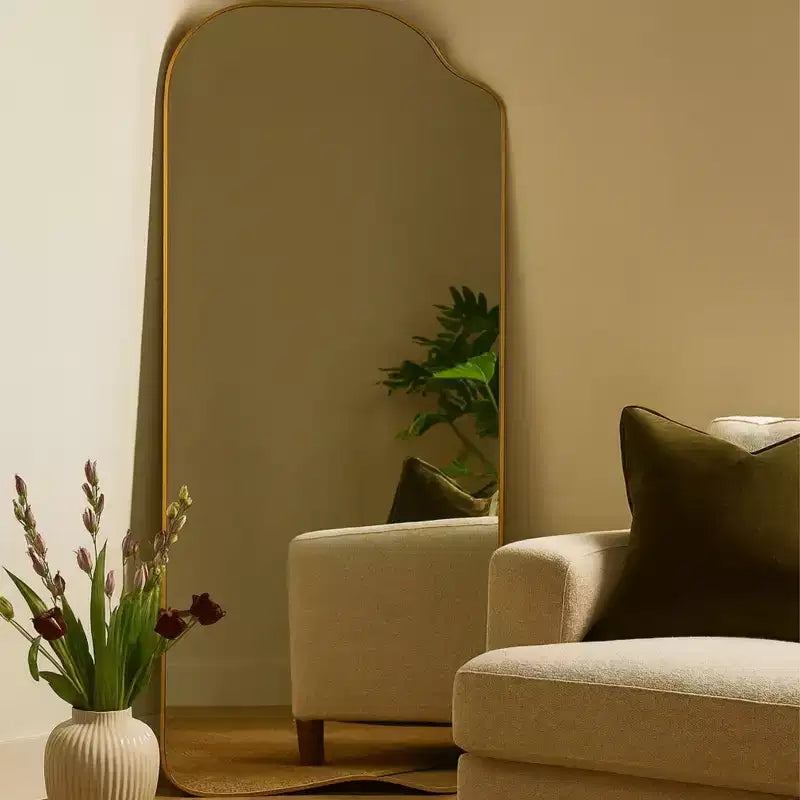 Miroir asymétrique doré sur pied, Cadre doré irrégulier et incurvé, 65 H x 35 L, Grand miroir mural pleine longueur pour chambre ou salon