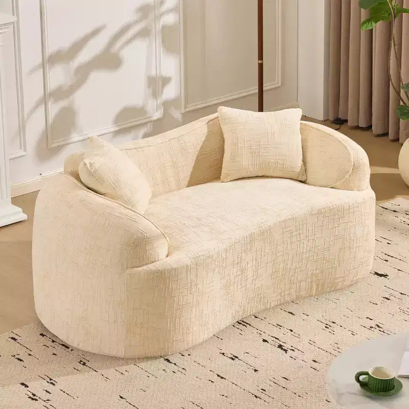 Canapé incurvé 2 places beige avec accoudoirs et 2 coussins, design compact pour toute pièce