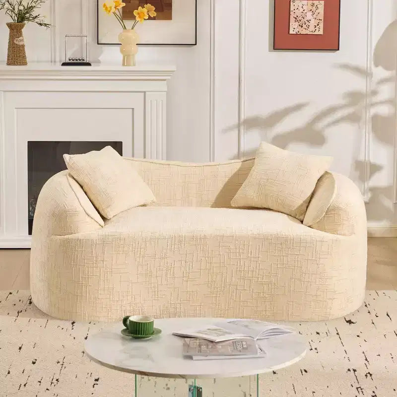 Canapé incurvé 2 places beige avec accoudoirs et 2 coussins, design compact pour toute pièce