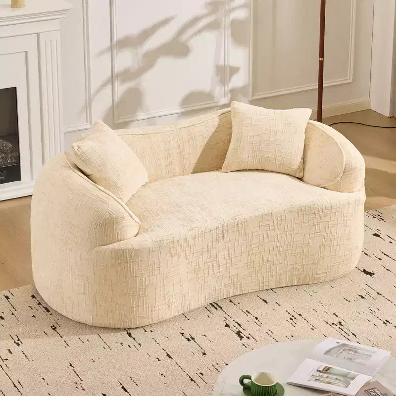 Canapé incurvé 2 places beige avec accoudoirs et 2 coussins, design compact pour toute pièce