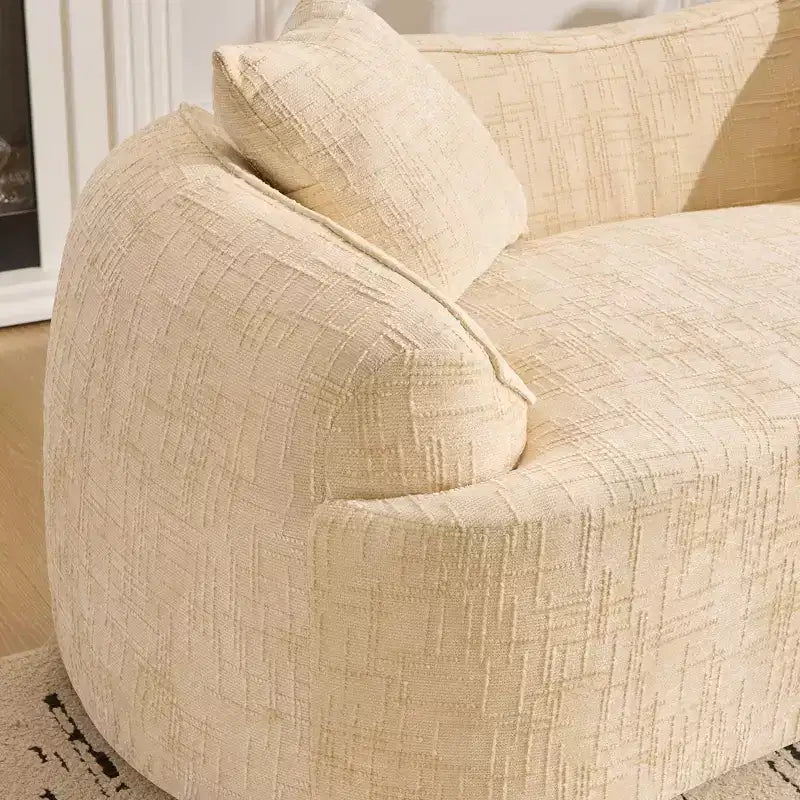 Canapé incurvé 2 places beige avec accoudoirs et 2 coussins, design compact pour toute pièce