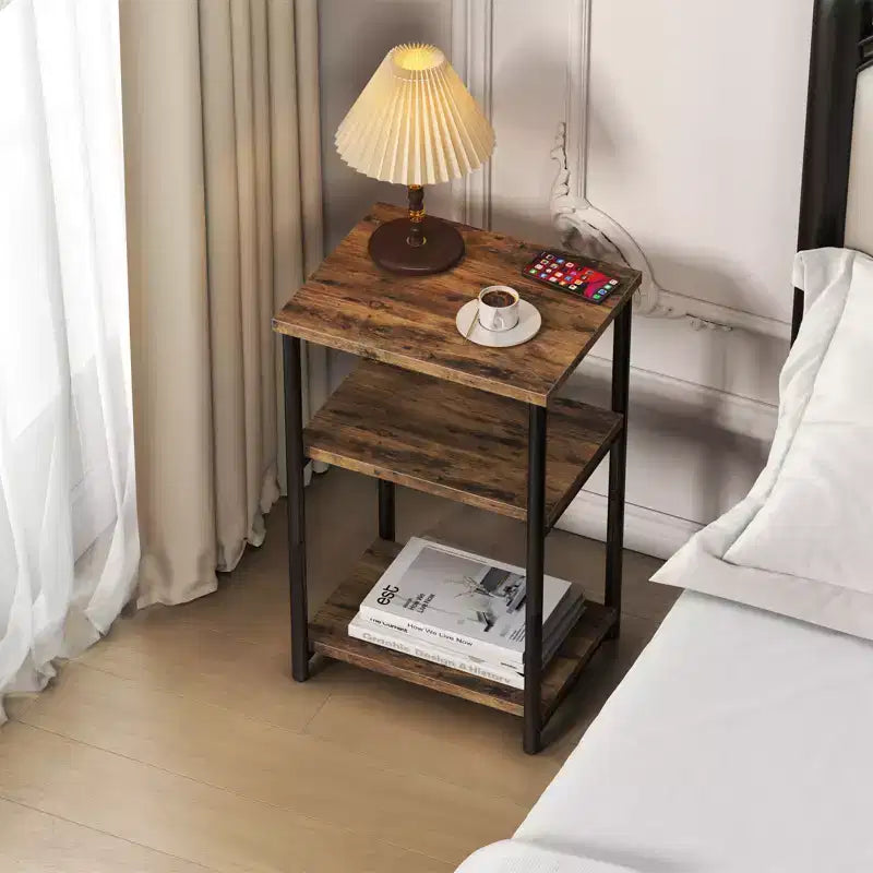 Table d'appoint rustique à 3 niveaux pour petits espaces, petite table d'appoint de ferme en bois avec étagères de rangement, table de chevet fine pour chambre, salon, bureau